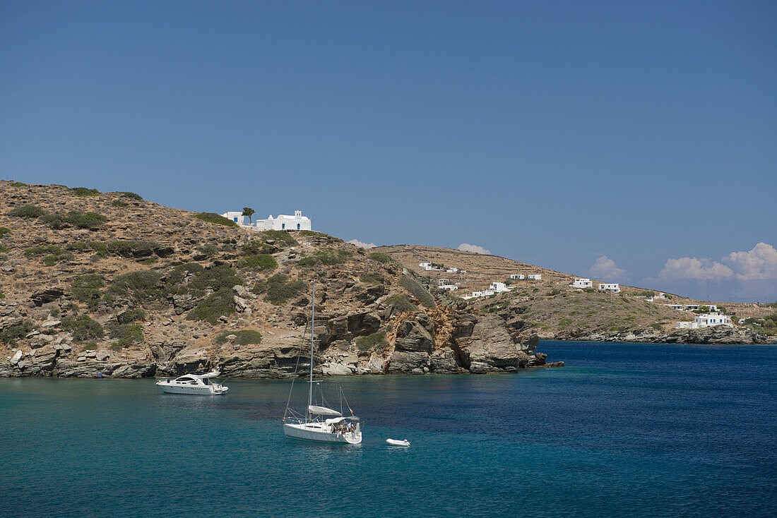 Yachten in der Bucht von Apokofto im Südwesten von Sifnos; Sifnos, Kykladen, Griechische Inseln, Griechenland