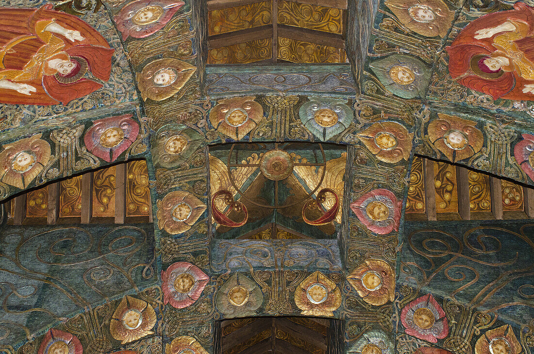 Detail des mit Fresken bemalten Innenraums von Mary Seton Watts, Watts-Kapelle; Compton, Surrey, England.