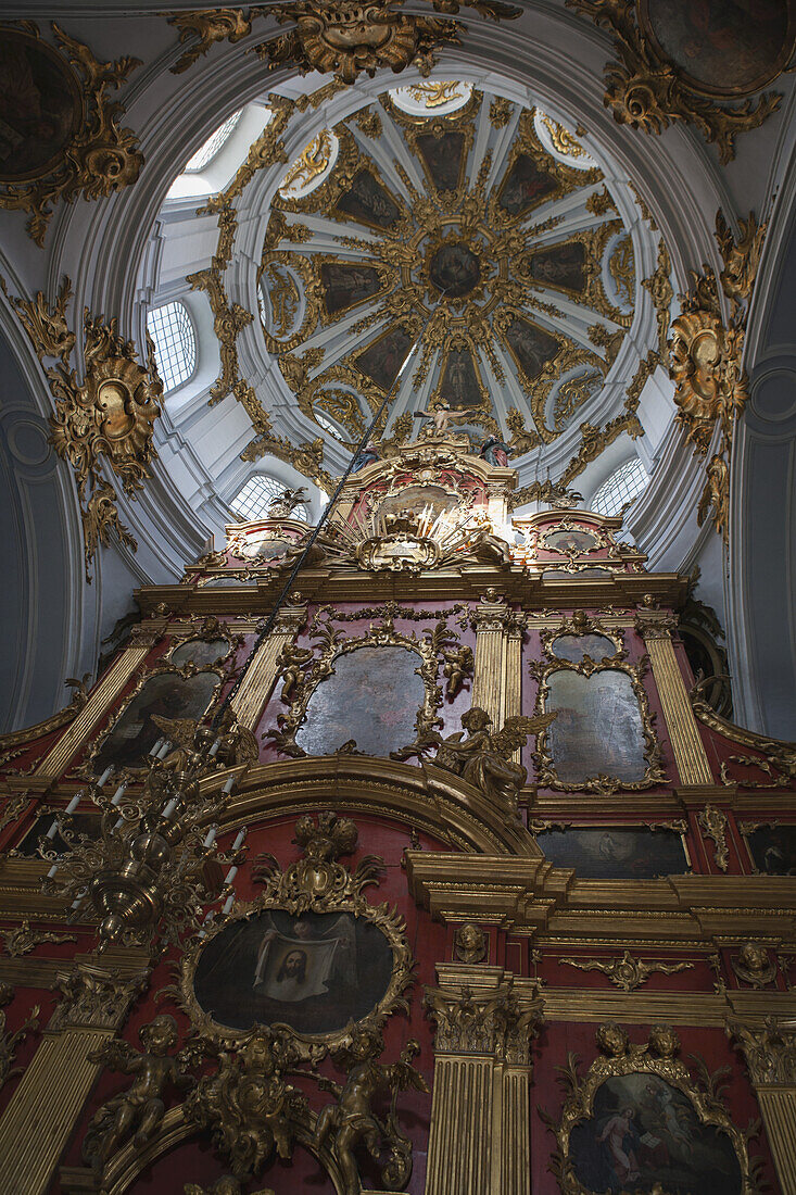 Barocker Altar mit Putten und Ölgemälden in der Andreaskirche am Andriyivsky Uzviz; Kiew, Ukraine.