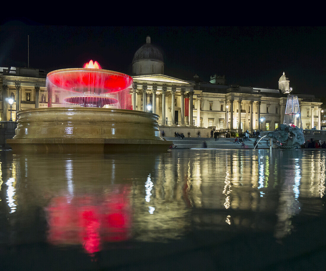 Trafalgar Square bei Nacht; London, England
