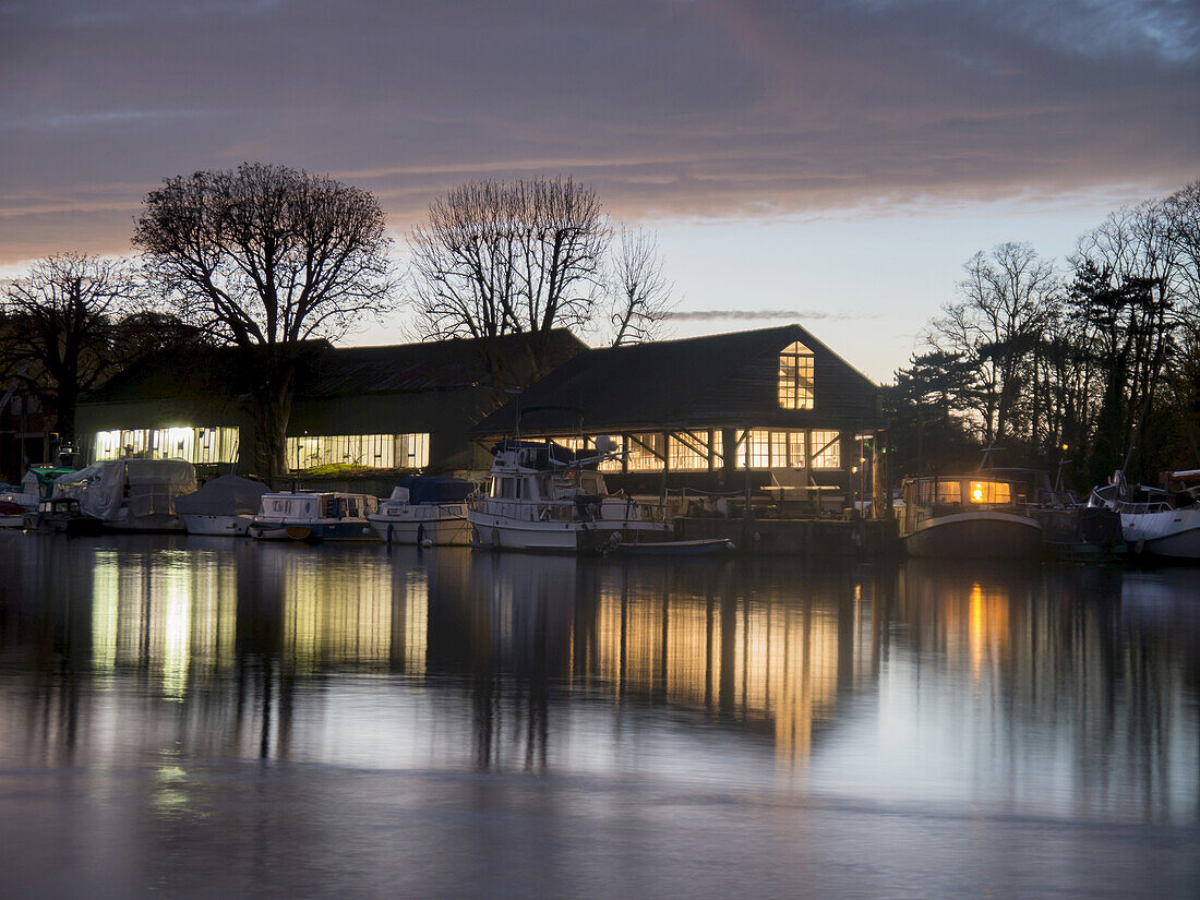 Themse bei Sonnenuntergang; Molesey, England