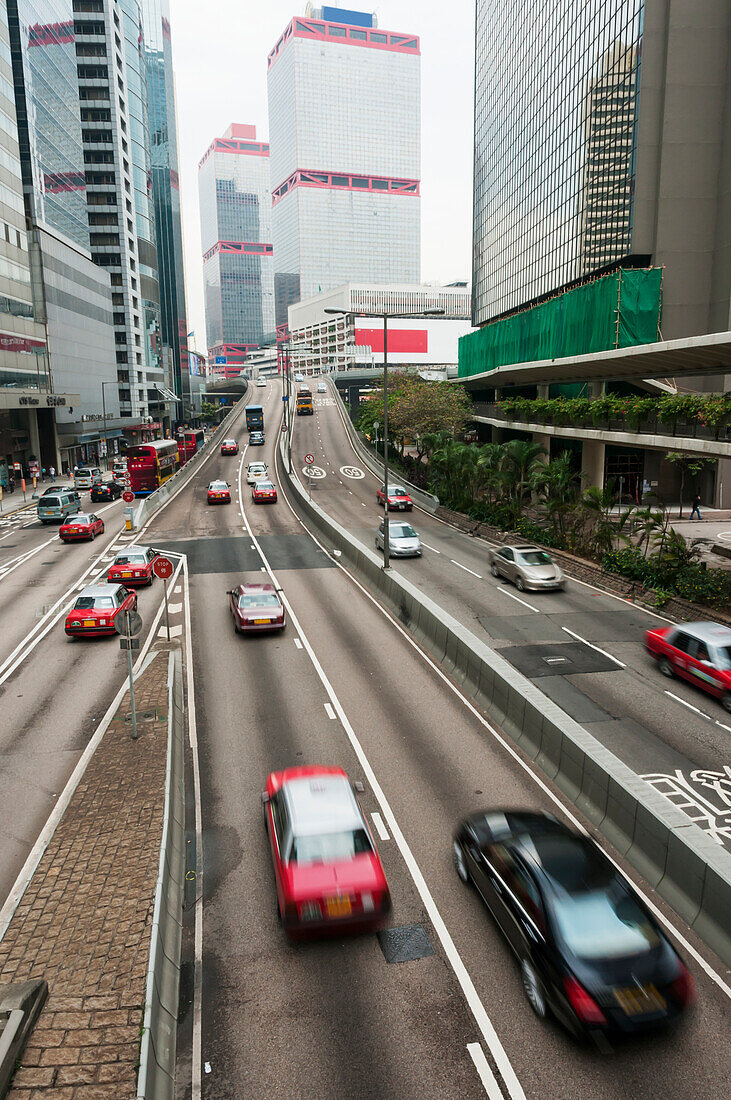 Zentraler Bezirk in Hongkong Island mit roten Taxis im Verkehr; Hongkong, China