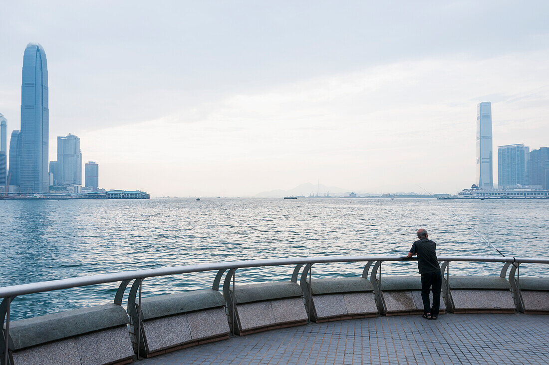 Landschaft in der Bucht von Hongkong, rechts der Bezirk Kowloon und links die Insel Hongkong; China.