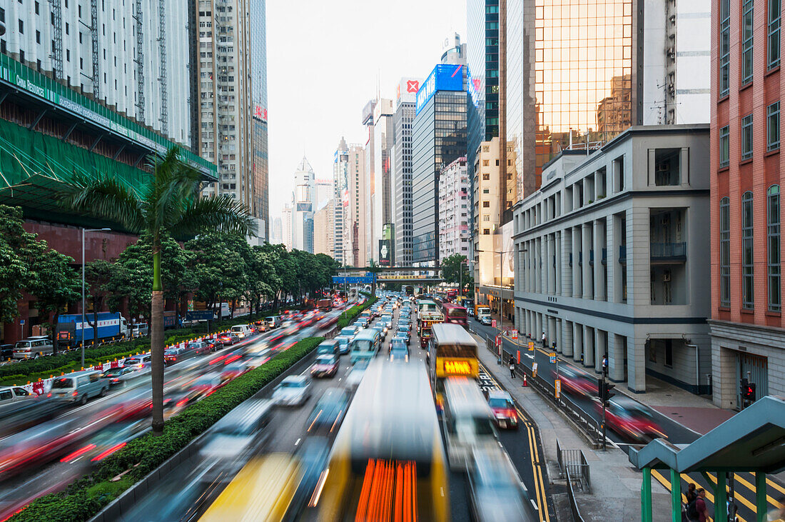 Zentraler Bezirk auf der Insel Hongkong, Verkehr in der Abenddämmerung; Hongkong, China