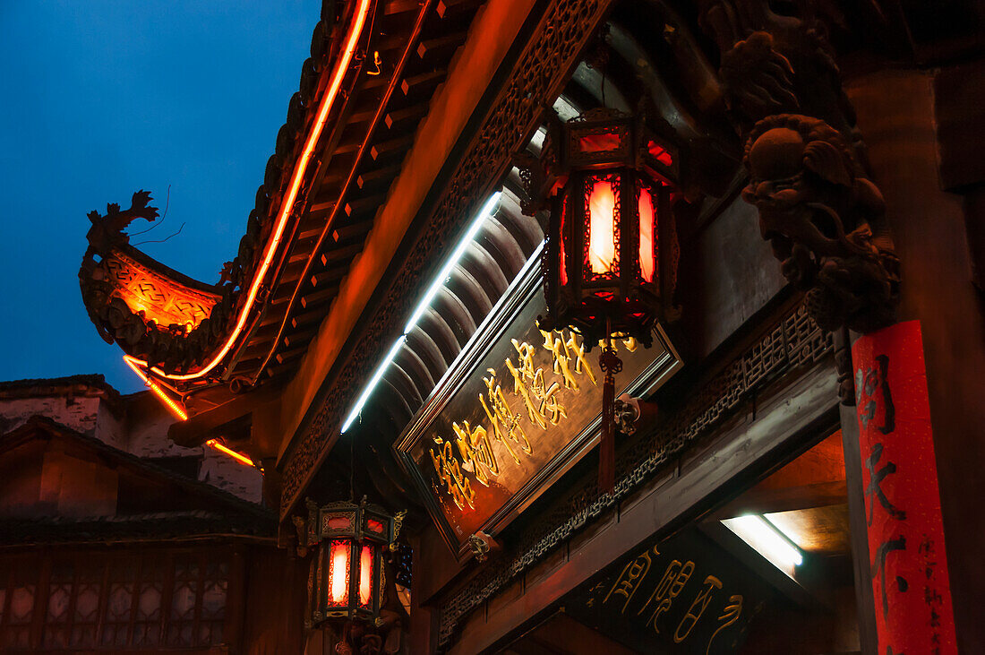 Detail eines Daches mit chinesischer Architektur in einem Dorf bei Wuyuan; Provinz Jiangxi, China.