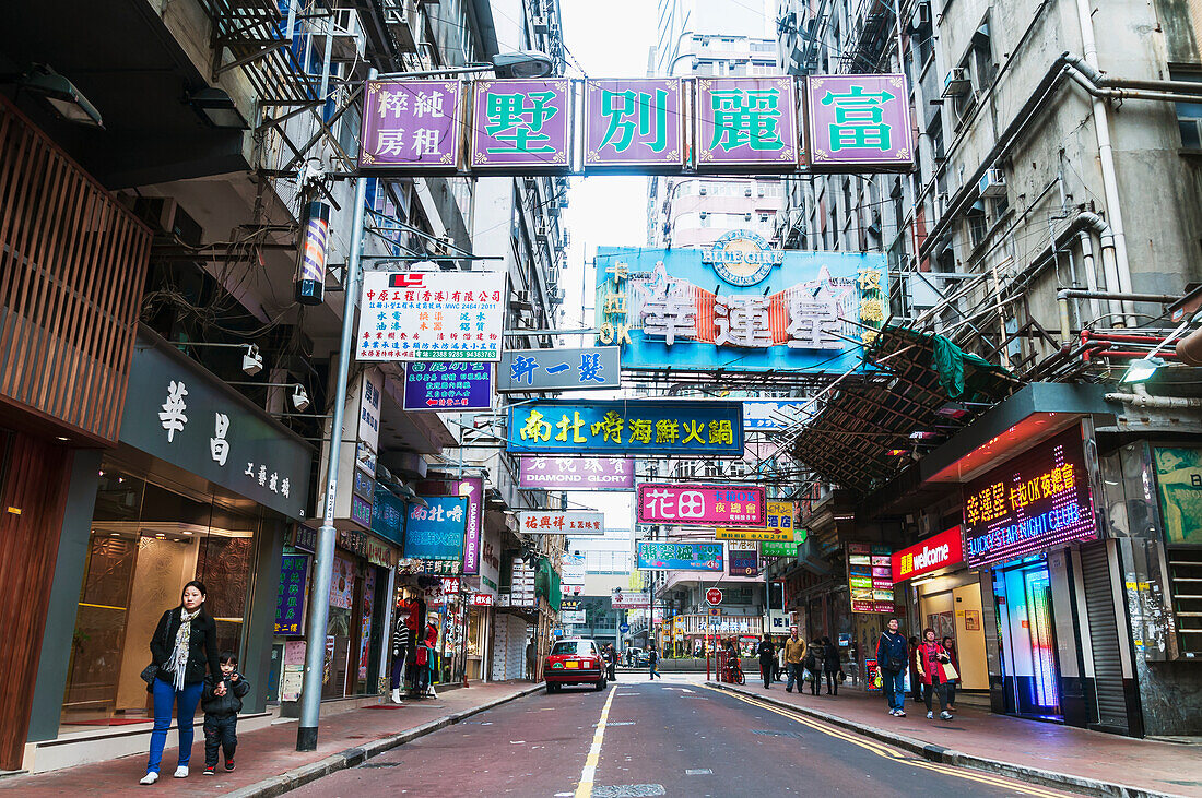 Nathan Road, mit Fußgängern, Geschäften und Werbetafeln; Hongkong, China