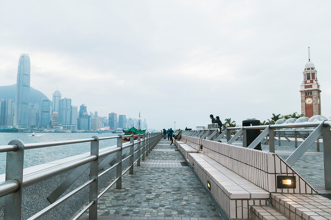 Pier von Kowloon nach Hongkong Island, spektakuläre Skyline; Hongkong, China