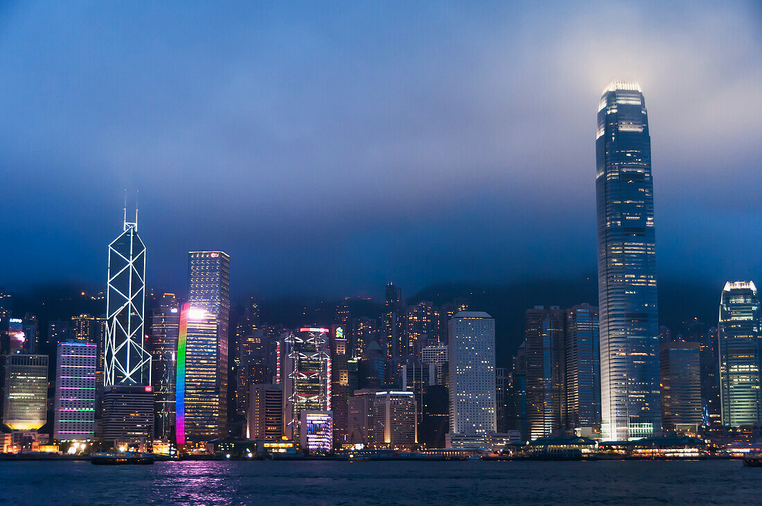 Skyline von Hongkong Island bei Nacht, Bank of China-Gebäude und das World Trade Centre; Hongkong, China.