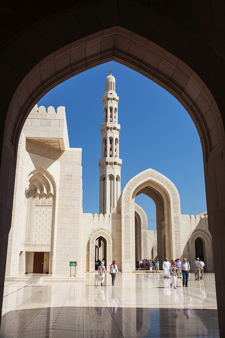 Minarett und beschrifteter Bogengang, Große Sultan-Qaboos-Moschee; Muscat, Oman.