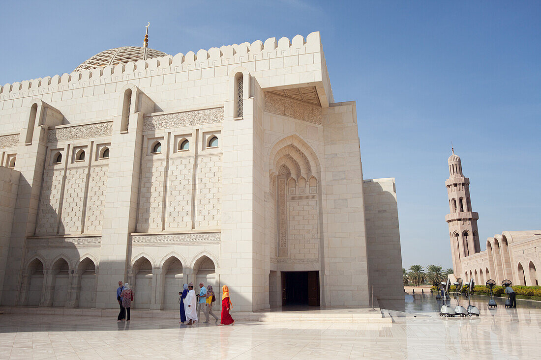 Touristen in der Großen Sultan-Qaboos-Moschee; Maskat, Oman.