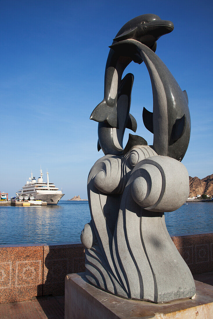 Königliche Sultan-Qaboos-Yacht und Delphin-Statue, Hafen von Mutrah; Mutrah, Muscat, Oman.