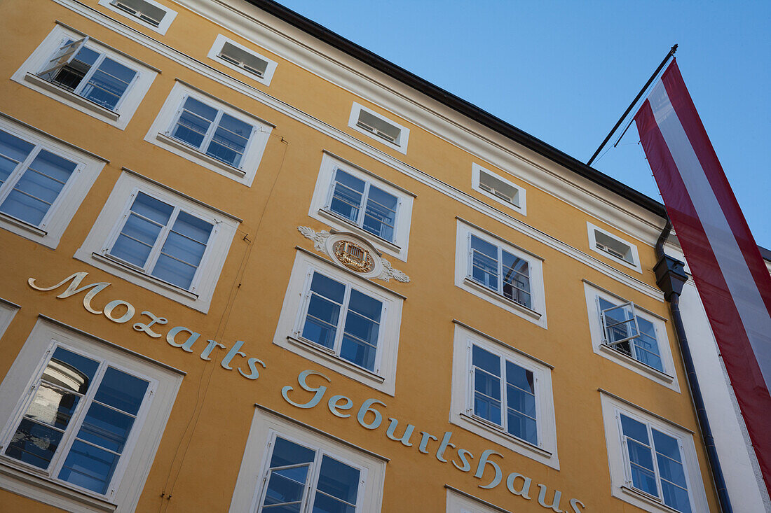 Mozarts Geburtshaus mit wehender österreichischer Flagge; Salzburg, Österreich