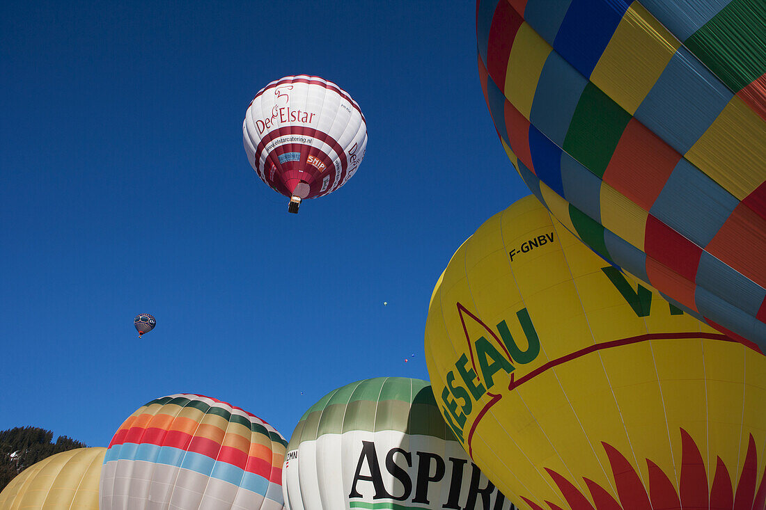 Heißluftballons bereiten sich auf den Start während des jährlichen Heißluftballonfestivals des Skigebiets vor; Filzmoos, Österreich.