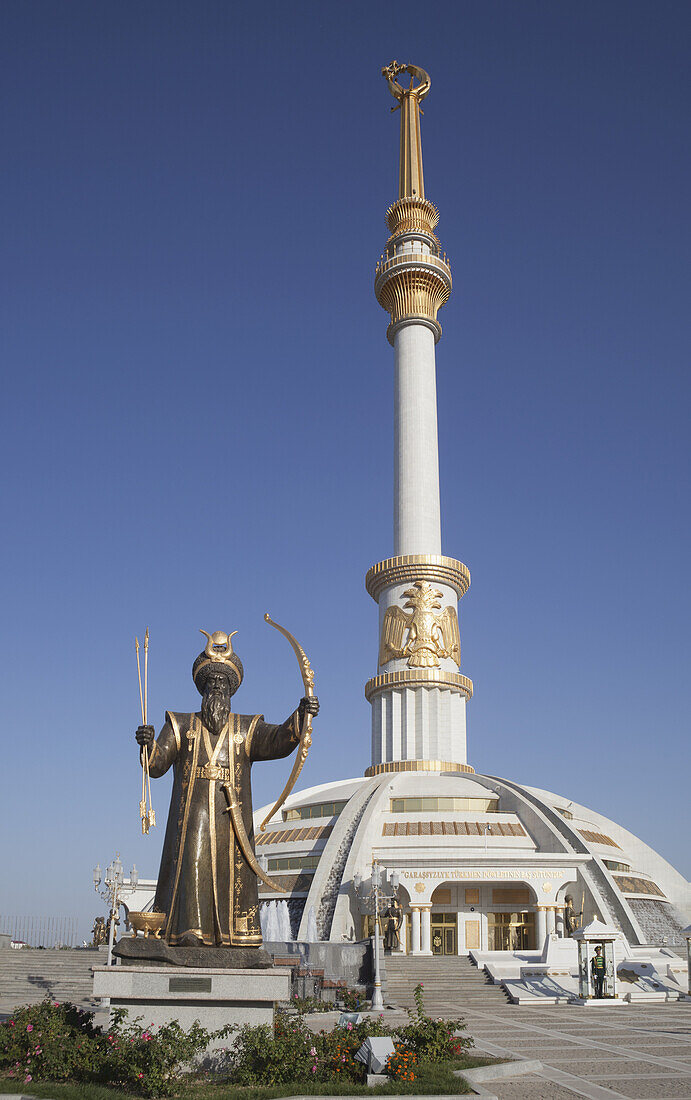 Statue eines turkmenischen Helden und Unabhängigkeitsdenkmal, Unabhängigkeitspark; Aschgabad, Turkmenistan