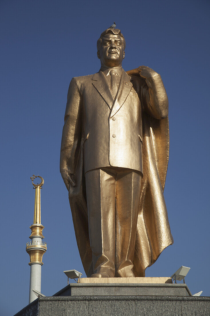 Statue von Saparmurat Niyazov (Turkmenbashi), Unabhängigkeitsdenkmal, Independence Park; Ashgabad, Turkmenistan