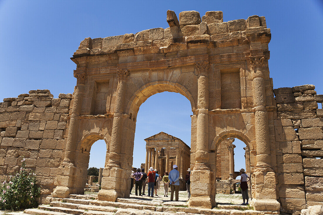 Juno-Tempel mit Blick auf den Bogen des Antoninus Pius; Sbeitla, Tunesien