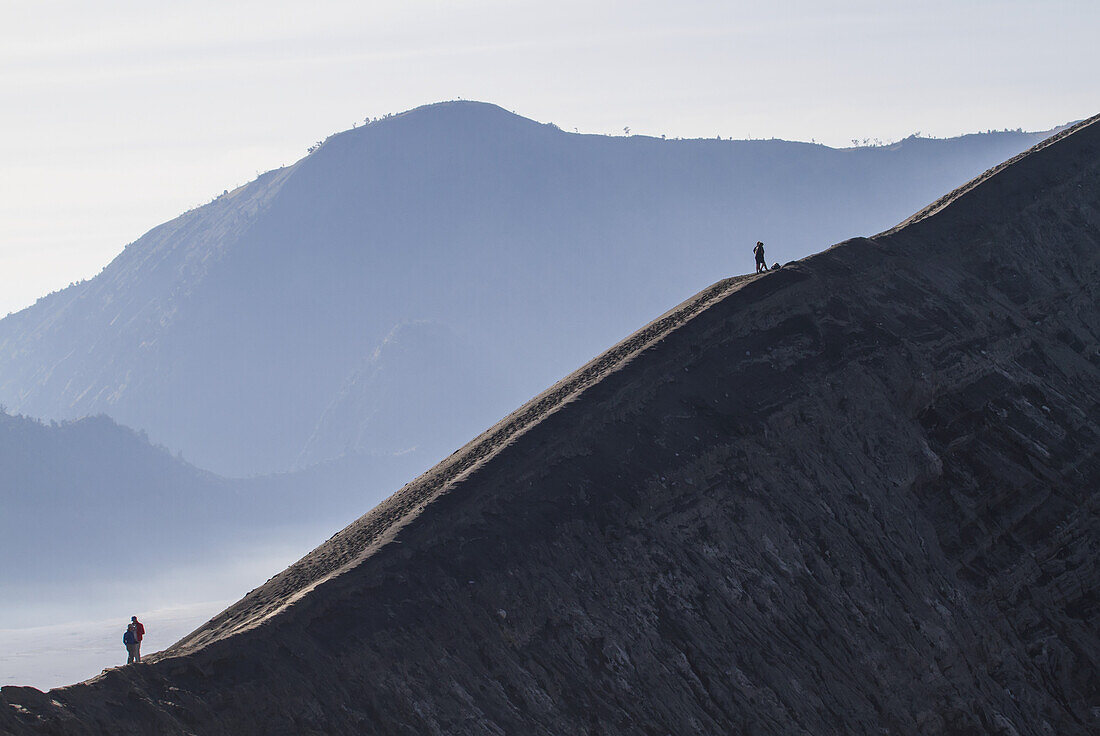 Menschen am Rande des Kraters des Mount Bromo, Bromo Tengger Semeru National Park, Ost-Java, Indonesien