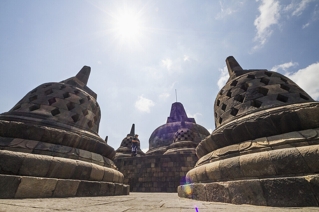 Vergitterte Steinstupas mit Buddha-Statuen auf der oberen Terrasse, Borobudur-Tempelanlagen, Zentral-Java, Indonesien