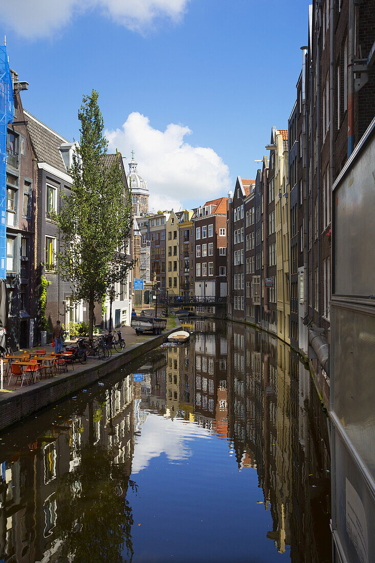 Spiegelungen von Gebäuden in einer Gracht; Amsterdam, Holland