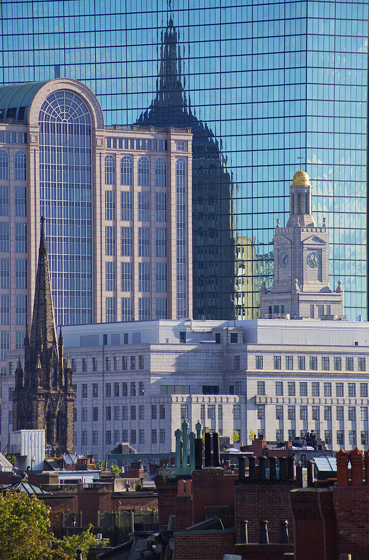 Gebäude an der Uferpromenade spiegeln sich im Hancock Place; Boston, Massachusetts, Vereinigte Staaten von Amerika