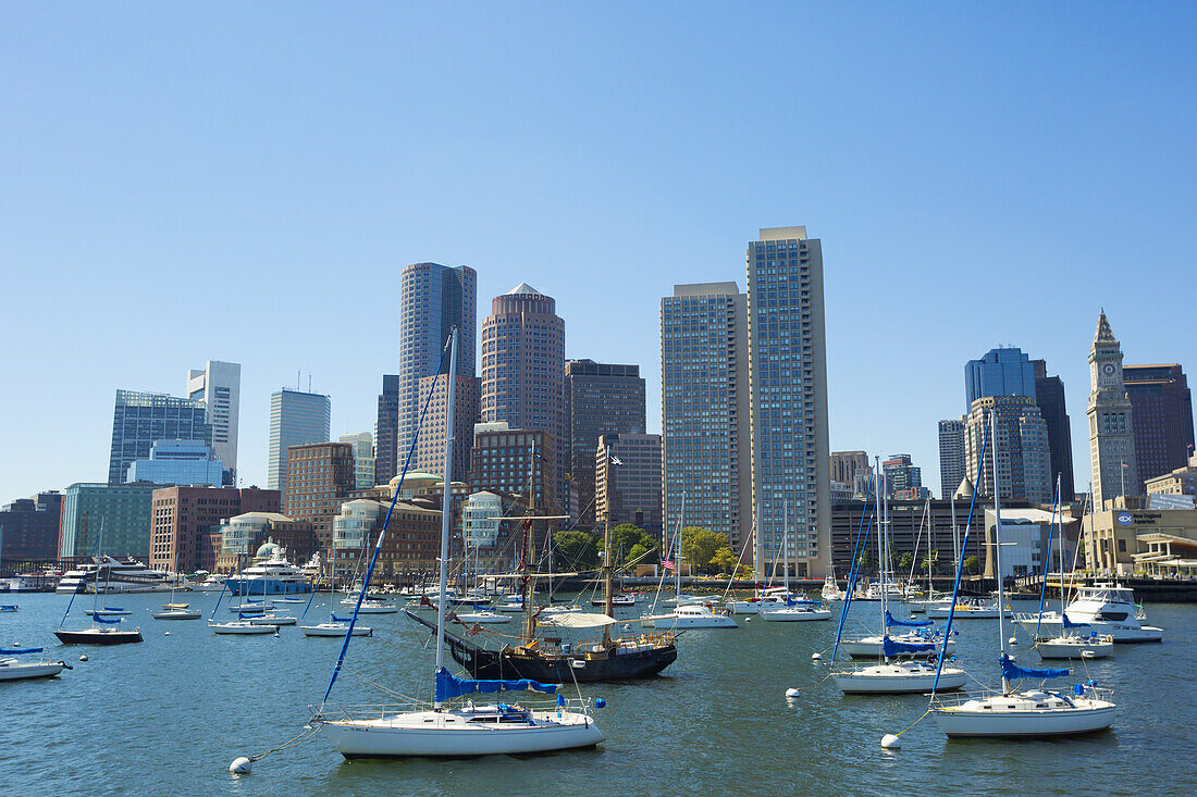 Boston Skyline von der Bucht aus gesehen; Boston, Massachusetts, Vereinigte Staaten von Amerika