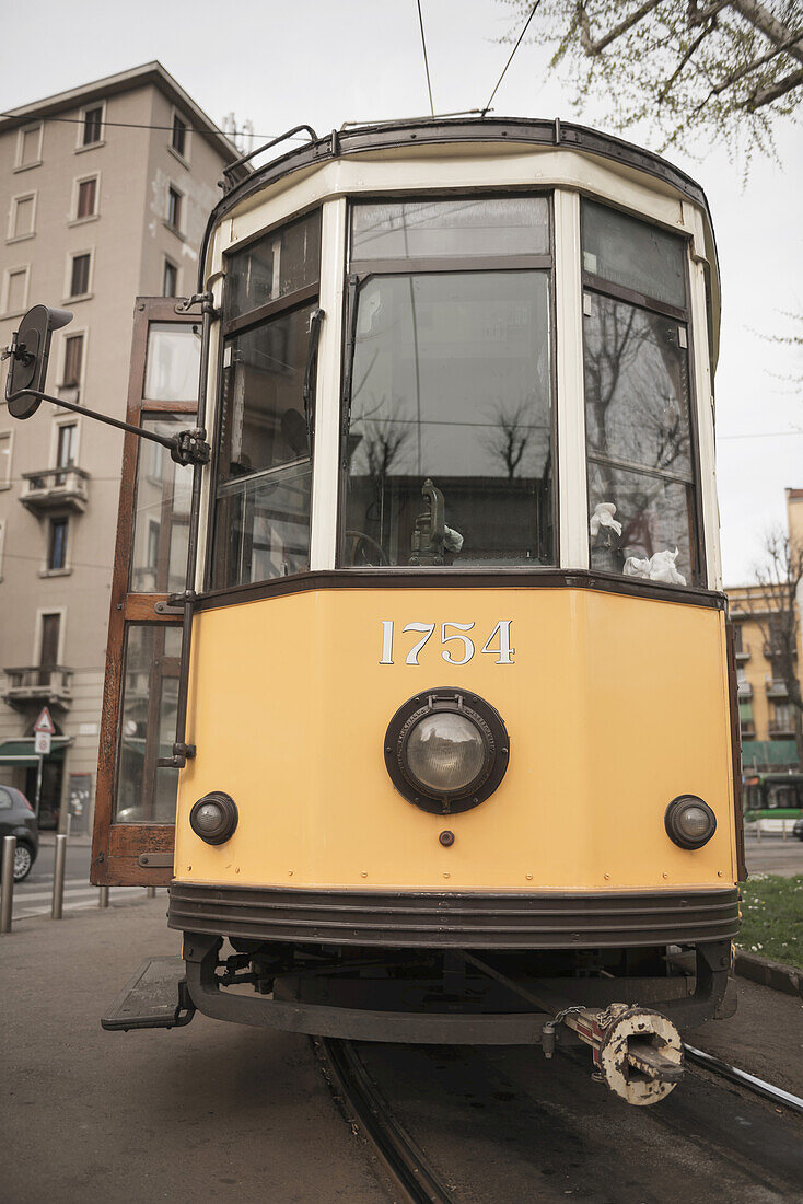 Gelbe Straßenbahn auf den Gleisen; Mailand, Lombardei, Italien