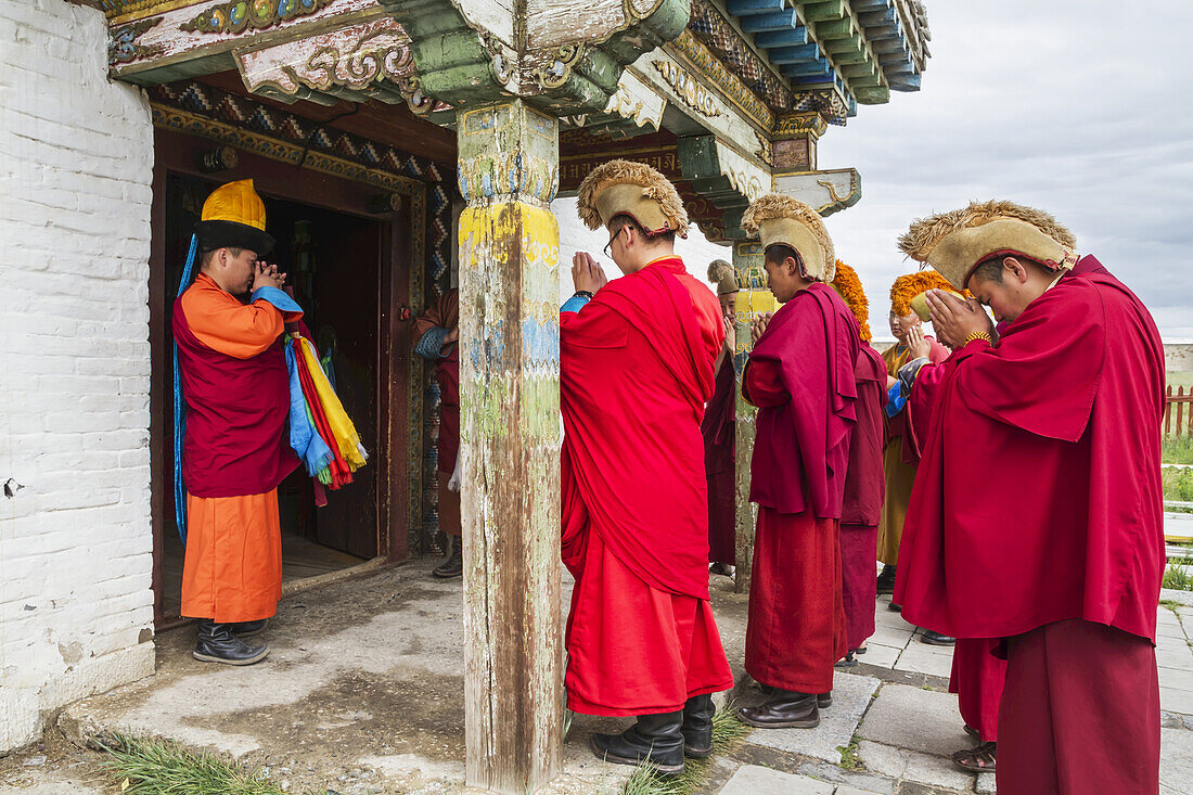 Buddhistische Mönche beim Betreten des Larviran-Tempels im Kloster Erdene Zuu, Karakorum (Kharkhorin), vEvv?rkhangai-Provinz, Mongolei