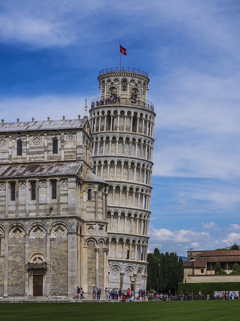 Der schiefe Turm von Pisa ragt hinter der Kathedrale auf der Piazza del Duomo hervor; Pisa, Italien