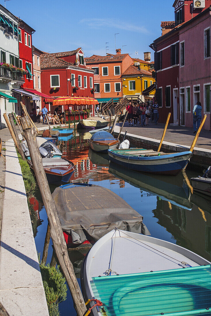 Blick auf einen der vielen schmalen Kanäle auf der Insel Burano, dem berühmten Klöppelviertel; Venedig, Italien.