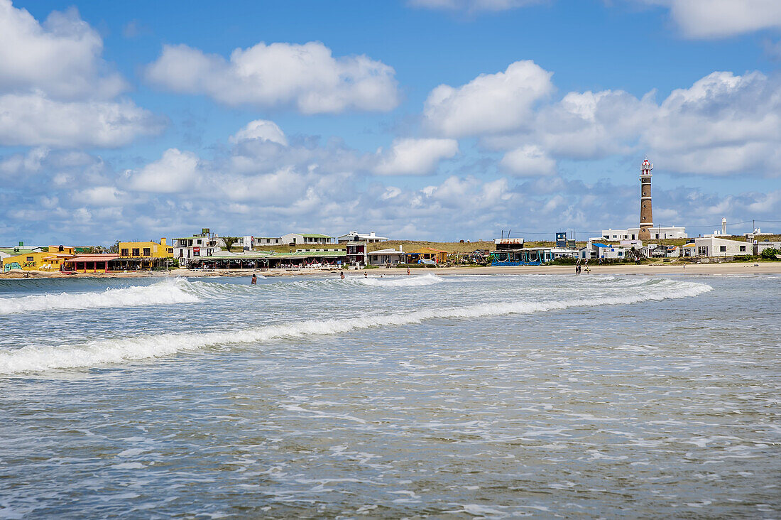 Leuchtturm und Unterkunftsgebäude entlang der Uferpromenade; Cabo Polonio, Uruguay