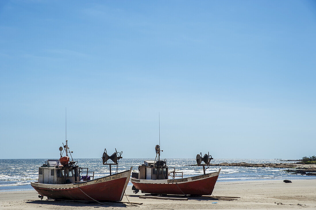 Fischerboote am Strand; Cabo Polonio, Uruguay