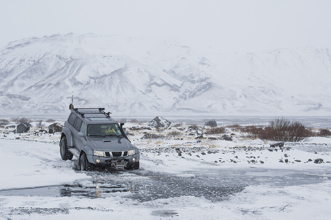 Mit einem Super-Jeep durch eine sehr tiefe Pfütze im Süden von Island; Island