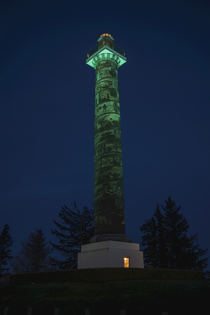 Die Säule in Astoria ist grün gefärbt, um auf den Monat der häuslichen Gewalt aufmerksam zu machen; Astoria, Oregon, Vereinigte Staaten von Amerika