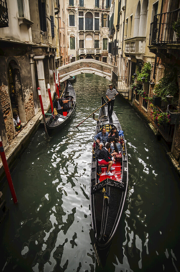 Touristen staken durch die engen Kanäle von Venedig; Venedig, Italien