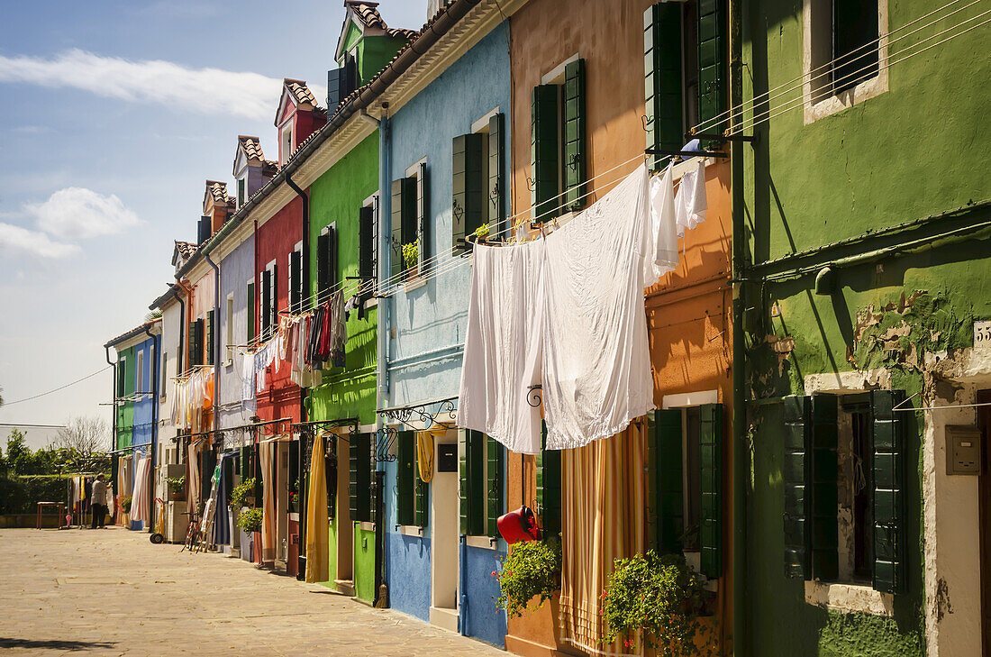 Eine Reihe bunter Reihenhäuser; Burano, Italien