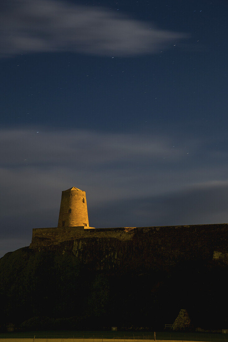 Sonnenlicht scheint auf einen Turm von Bamburgh Castle; Bamburgh, Northumberland, England