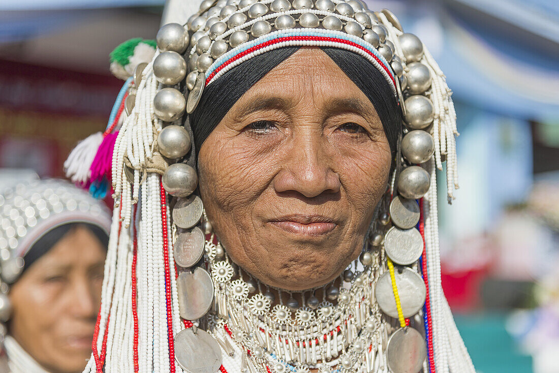 Ältere Tänzerin beim jährlichen Akka-Festival; Kentung, Myanmar