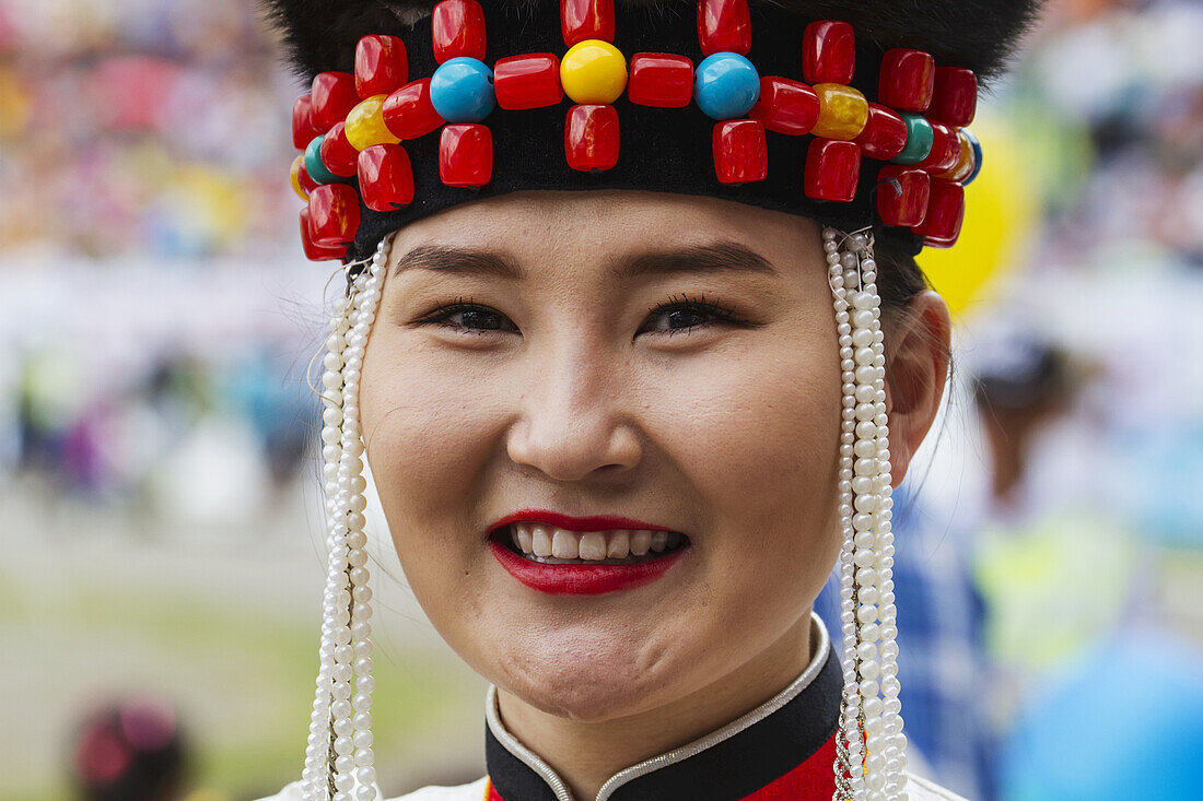 Frau in traditioneller burjatischer Kleidung bei den Feierlichkeiten zum mongolischen Nationalfest Naadam 2014 im Nationalen Sportstadion, Ulaanbaatar (Ulan Bator), Mongolei