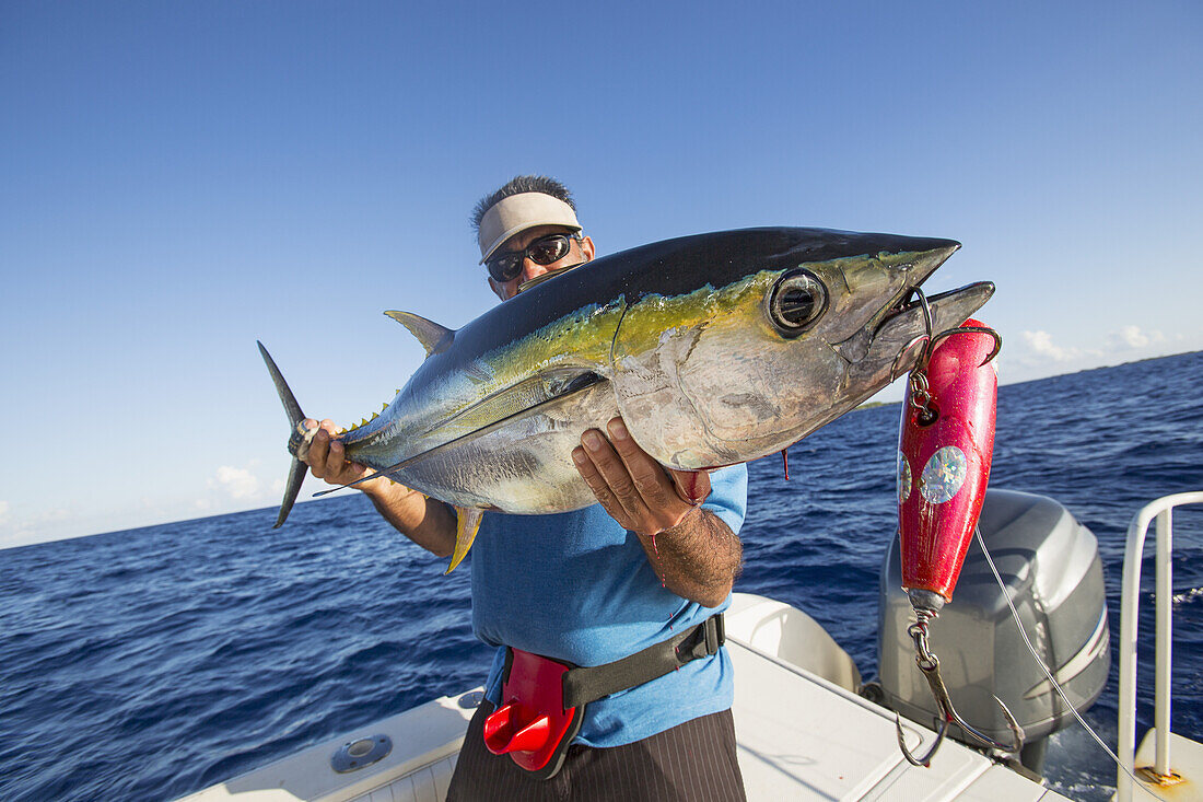 Fischer posiert mit Gelbflossenthunfisch (Thunnus Albacares); Tahiti.