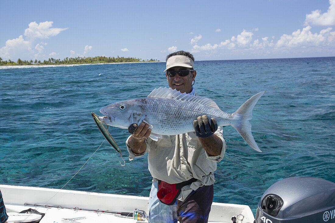 Fischer hält Grünen Jobfisch (Aprion Virescens); Tahiti