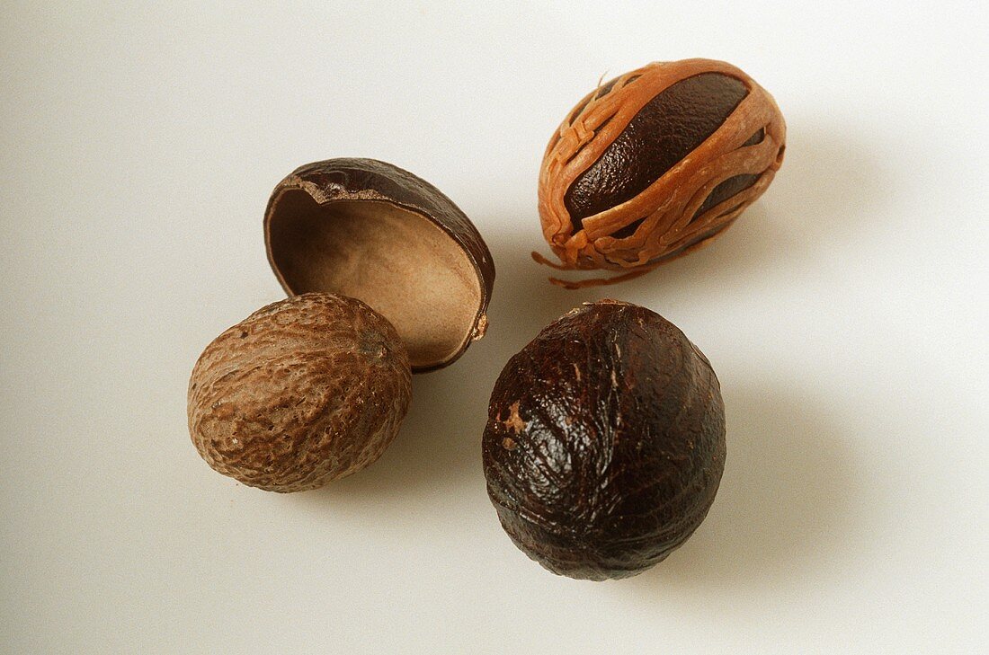 Three nutmegs, with & without shell, with flower case