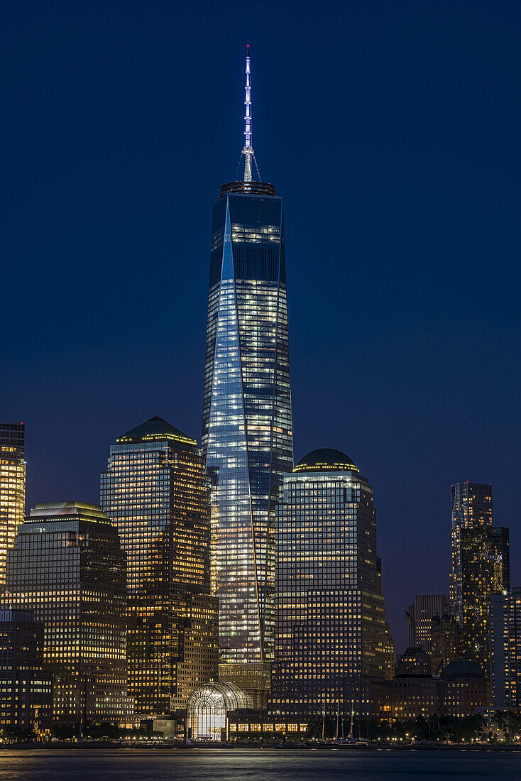 Das neue World Trade Center in der Dämmerung, von Jersey City, New Jersey aus gesehen; New York City, New York, Vereinigte Staaten von Amerika