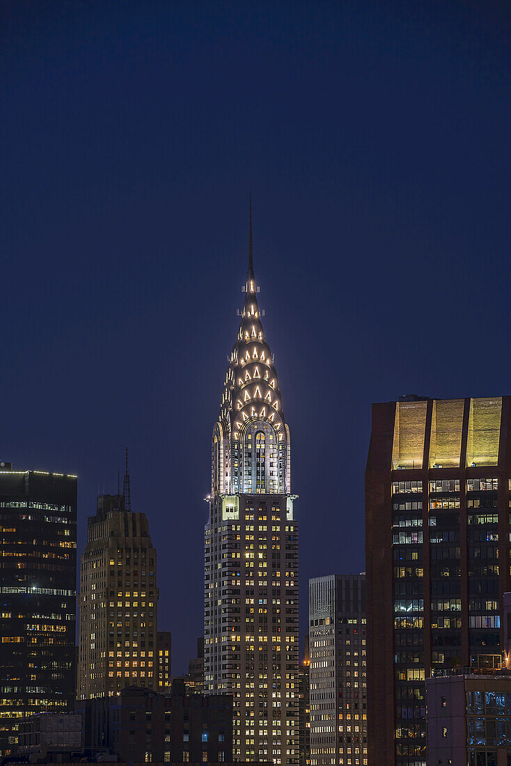 Chrysler Building in der Dämmerung; New York City, New York, Vereinigte Staaten von Amerika