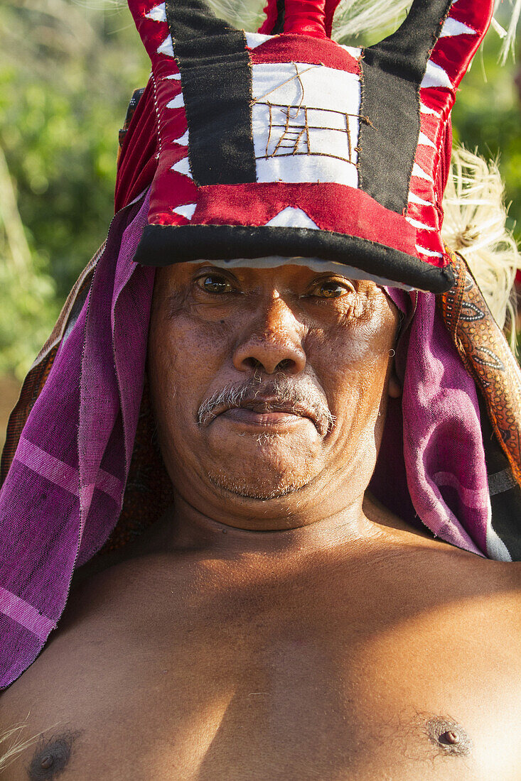 Manggarai-Mann, der einen traditionellen Kopfschmuck trägt, der mit einem Tuch umwickelt ist, das bei Caci, einem rituellen Peitschenkampf, verwendet wird, Dorf Melo, Flores, Ost-Nusa Tenggara, Indonesien