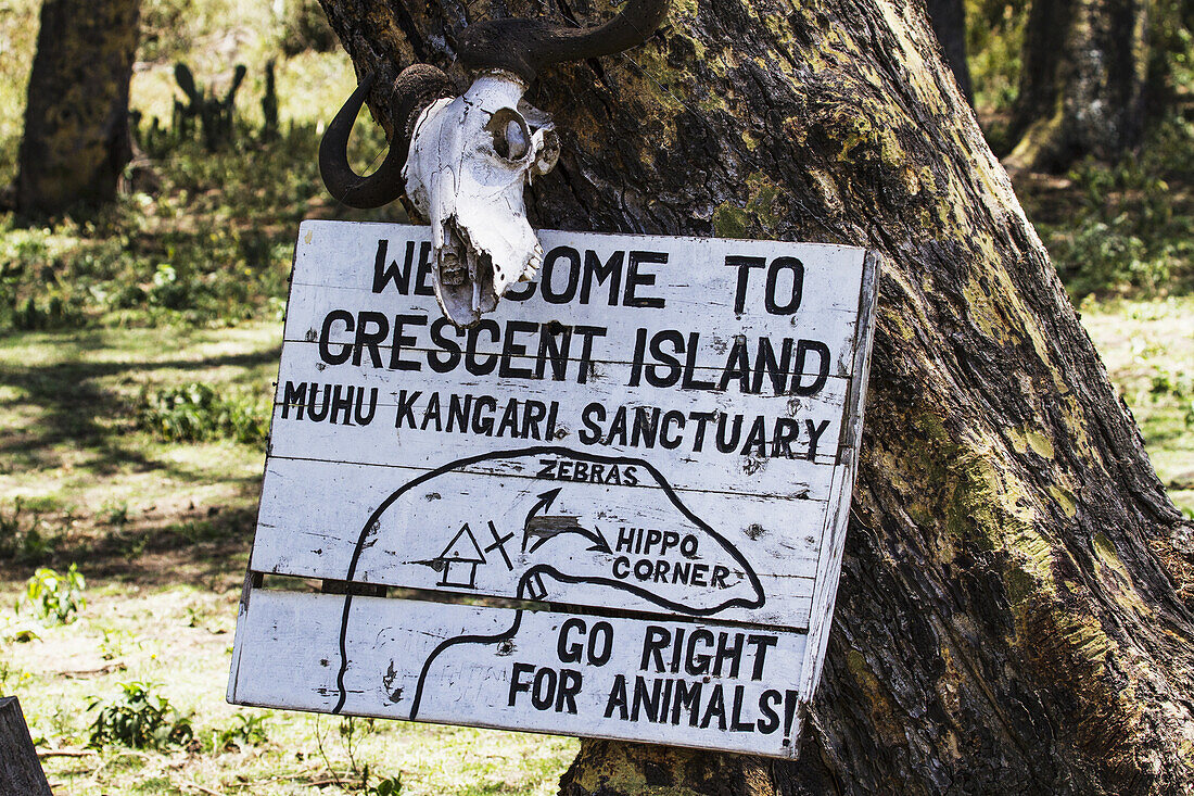 Willkommensschild auf Crescent Island, Lake Naivasha National Park; Kenia