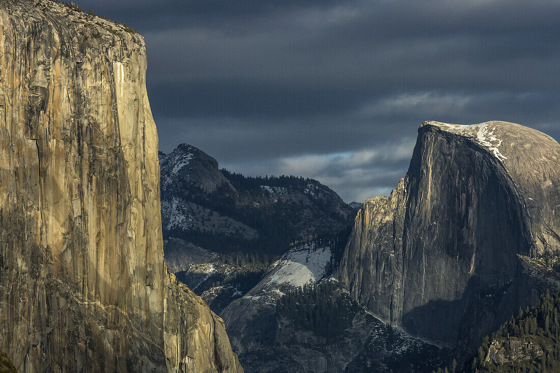 El Capitan und Half Dome im späten Nachmittags-Winterlicht, gesehen vom Turtleback Dome im Yosemite-Nationalpark; Kalifornien, Vereinigte Staaten von Amerika