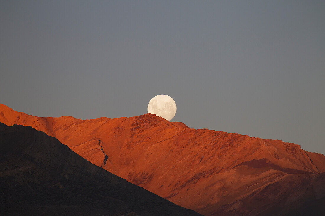 Monduntergang hinter einem Bergrücken entlang des Highway 23, nahe El Chalten; Santa Cruz, Argentinien