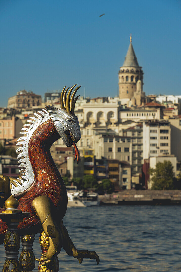 Galata-Turm und Skulptur in Beyoglu; Istanbul, Türkei