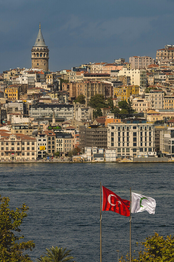 Blick auf den Galata-Turm vom Topkapi-Palast aus, Istanbul, Türkei