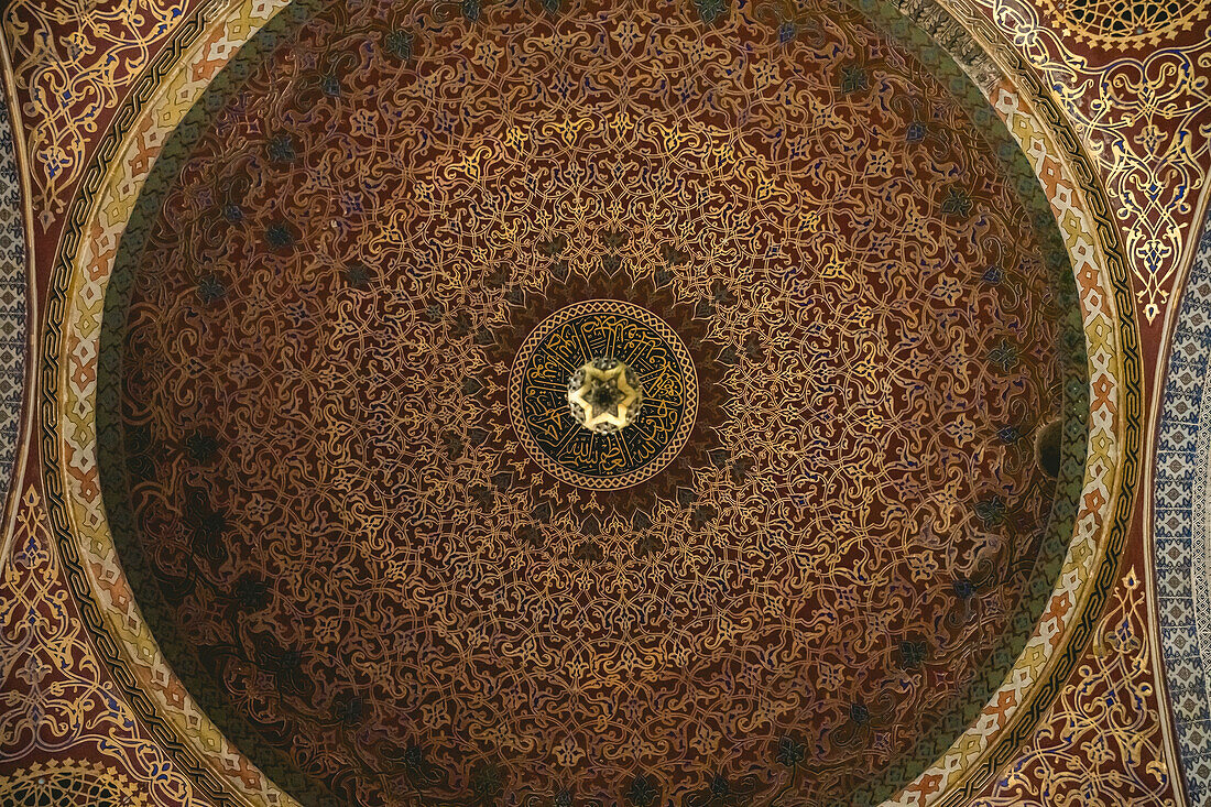 Verziertes Mosaik in einer Kuppel des Topkapi-Palastes; Istanbul, Türkei.